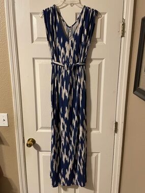 St. John’s Bay Sleeveless Blue and White Patterned V-Neck Maxi Dress